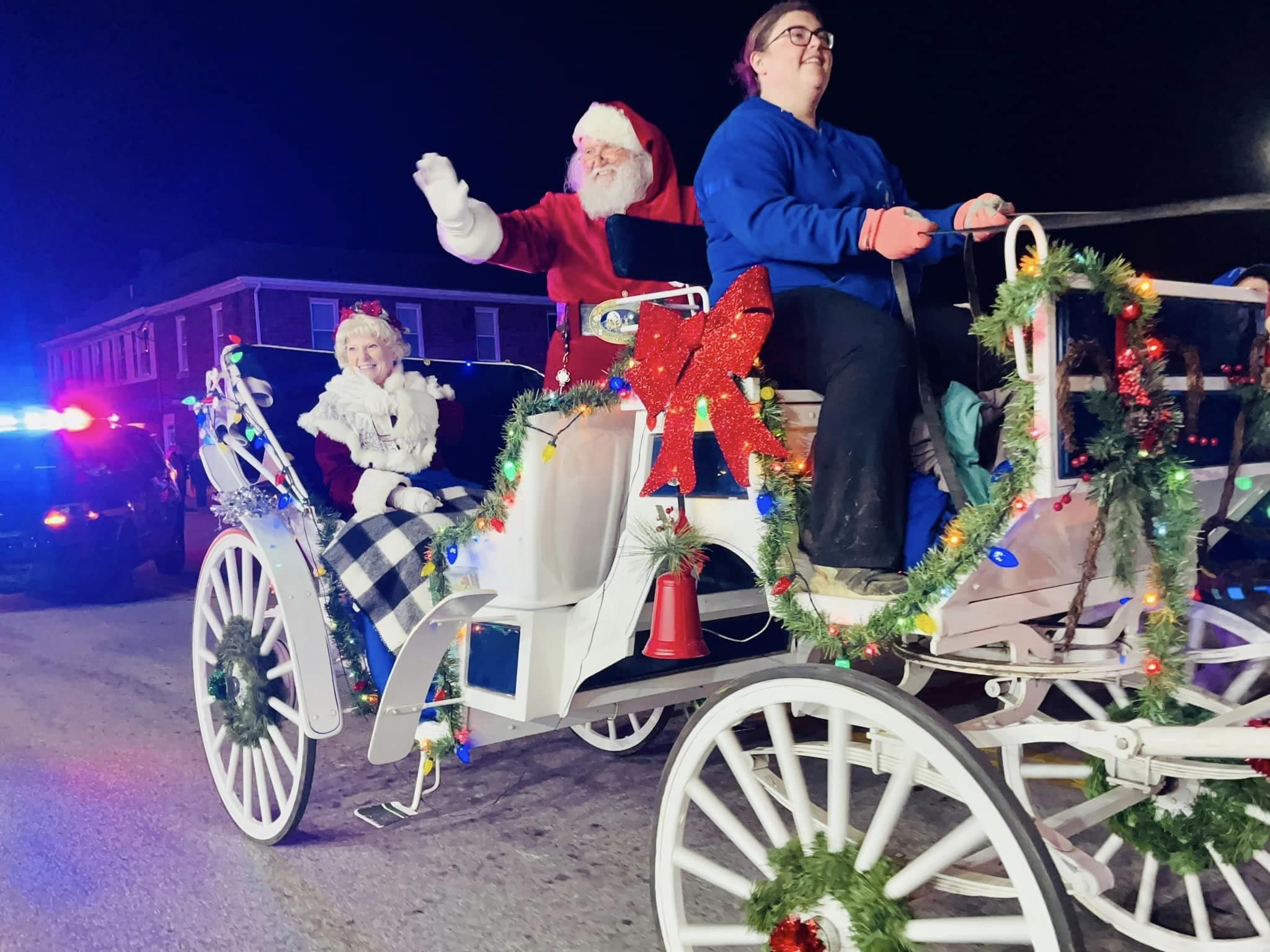 fun family things to do for christmas
family friendly places to go for christmas
fun family christmas events near me
family friendly christmas activities 
OH